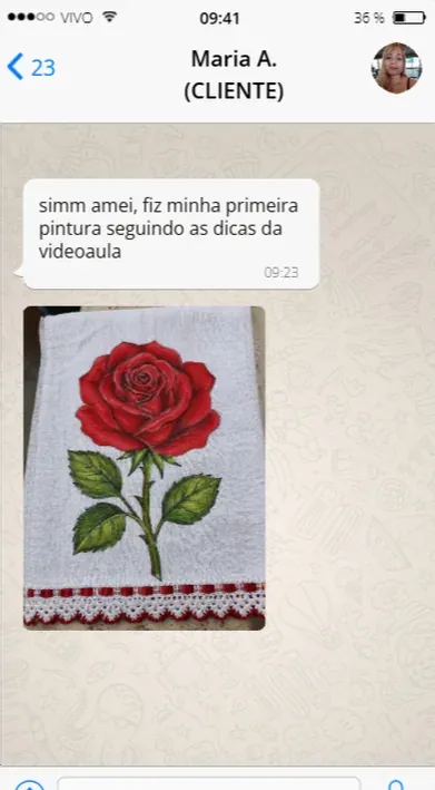 Depoimento de cliente mostrando uma pintura de rosa em pano de prato