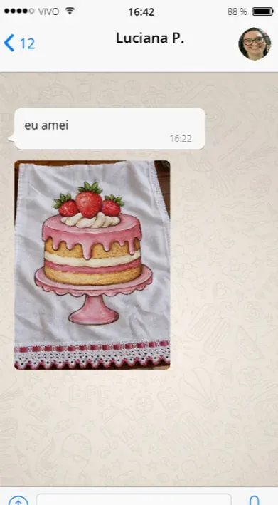 Depoimento de cliente mostrando uma pintura de bolo em pano de prato