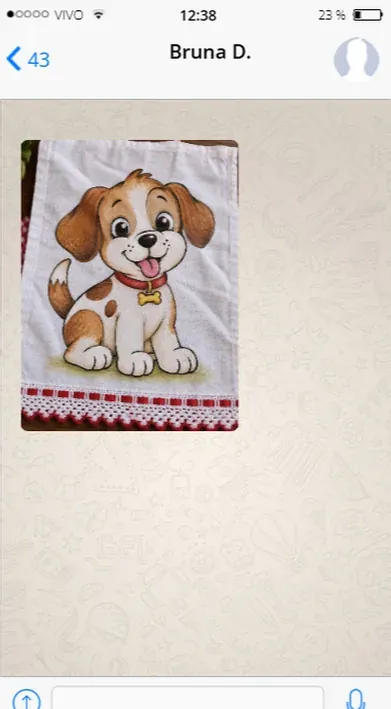 Cliente mostrando uma pintura de cachorro em pano de prato