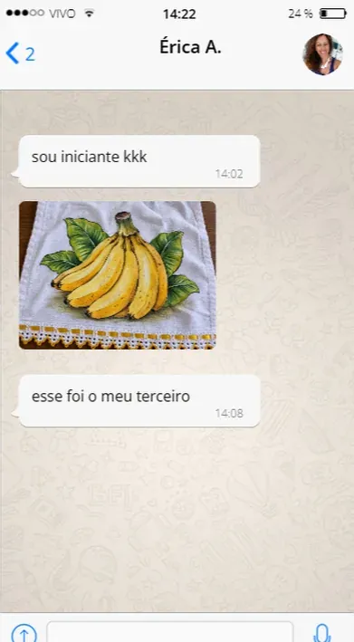 Depoimento de cliente iniciante mostrando uma pintura de bananas em pano de prato